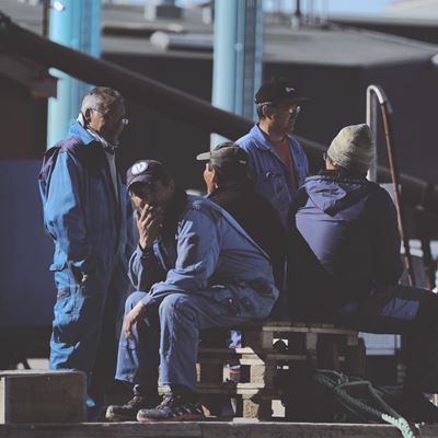 Industrifiskere holder pause i arbejdstiden. 