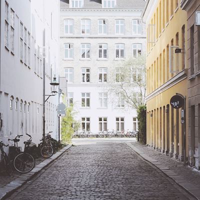 En brolagt gade i København