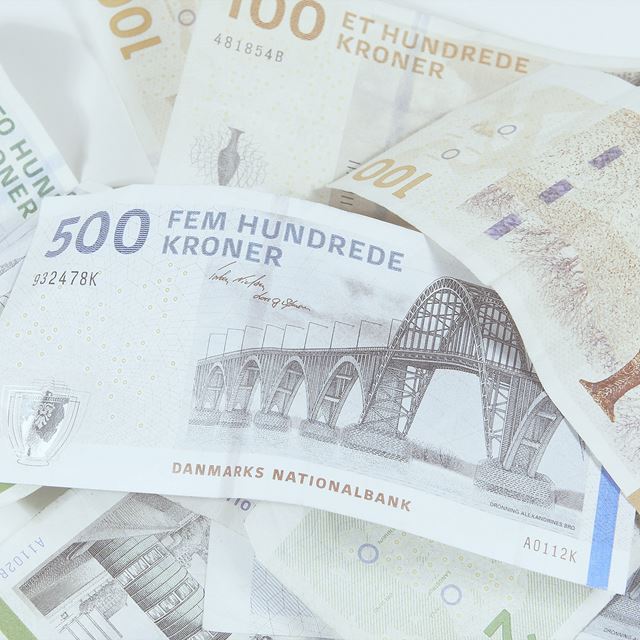En bunke danske pengesedler
