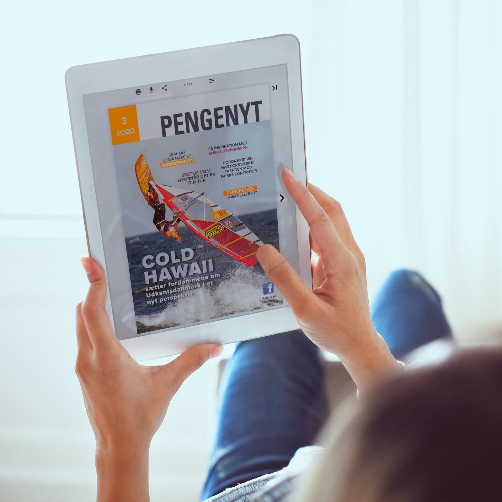 En kvinde læser Pengenyt på en tablet