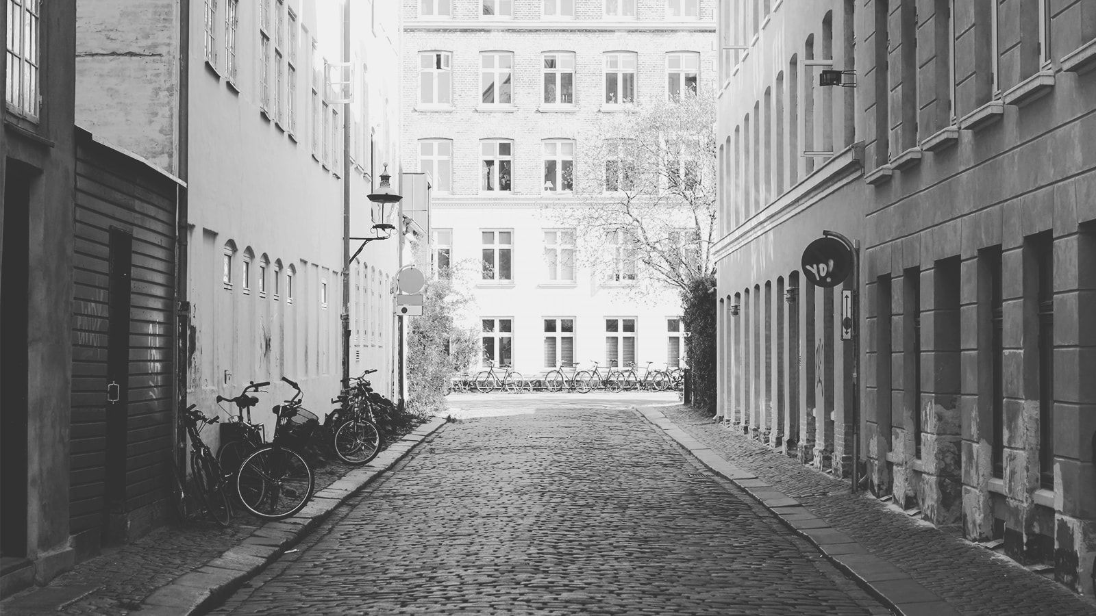 En brolagt gade i København