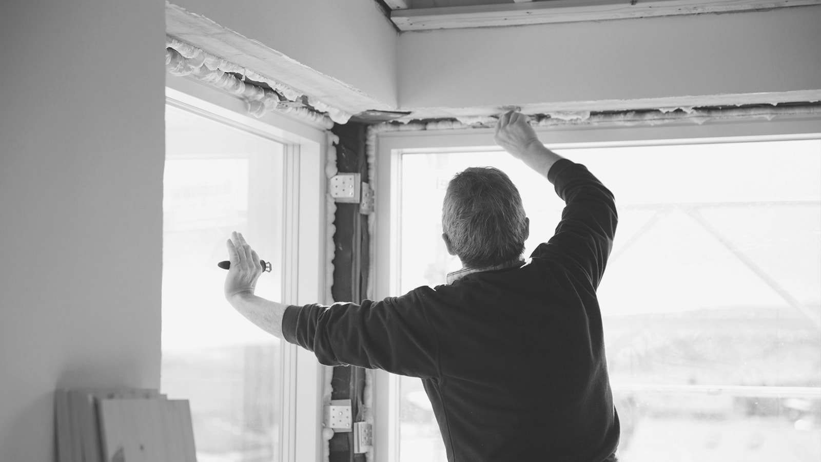En håndværker ordner vinduer.