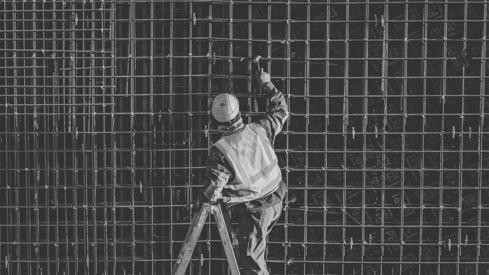 En industriarbejder reparer et net