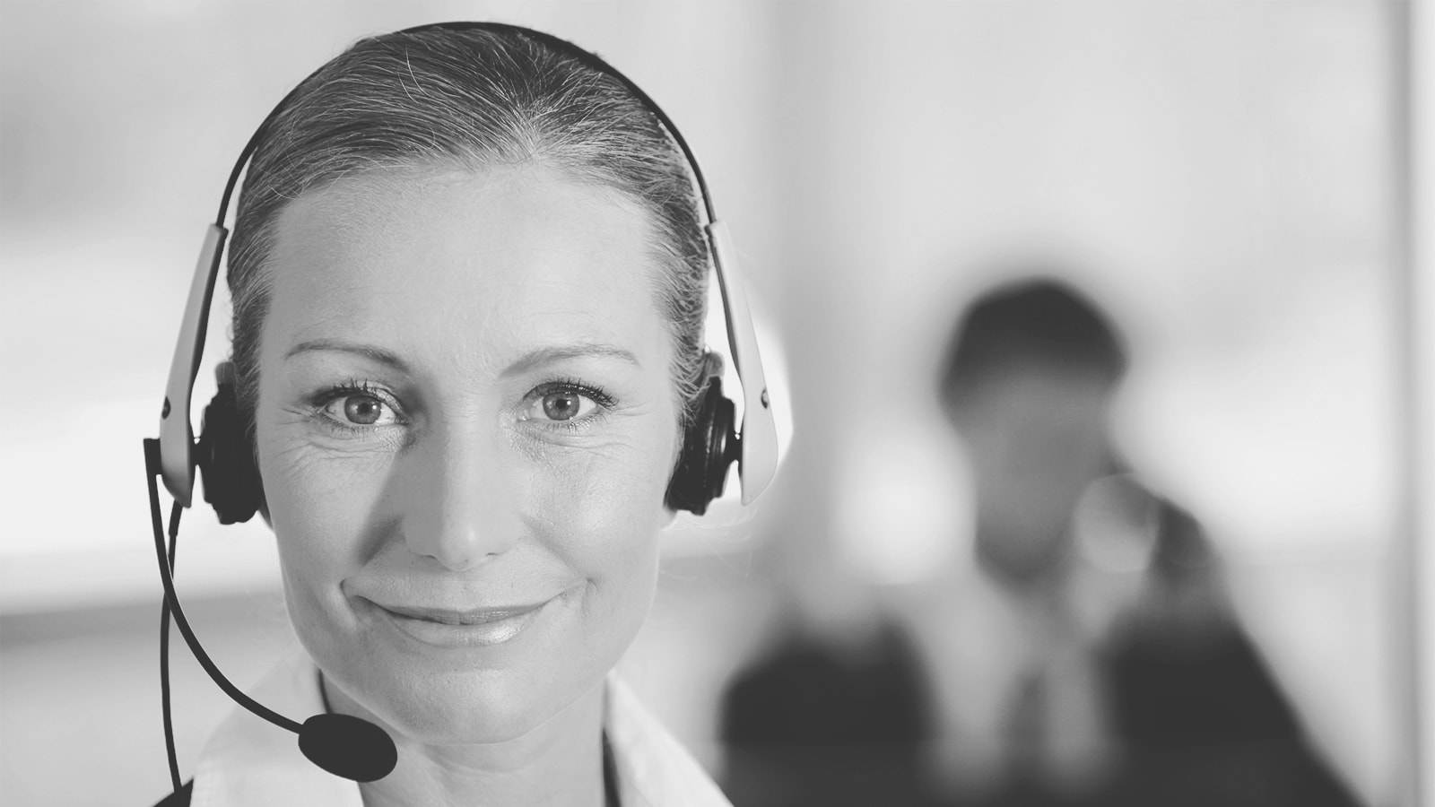 En kvindelig medarbejder fra kundeservice med headset på