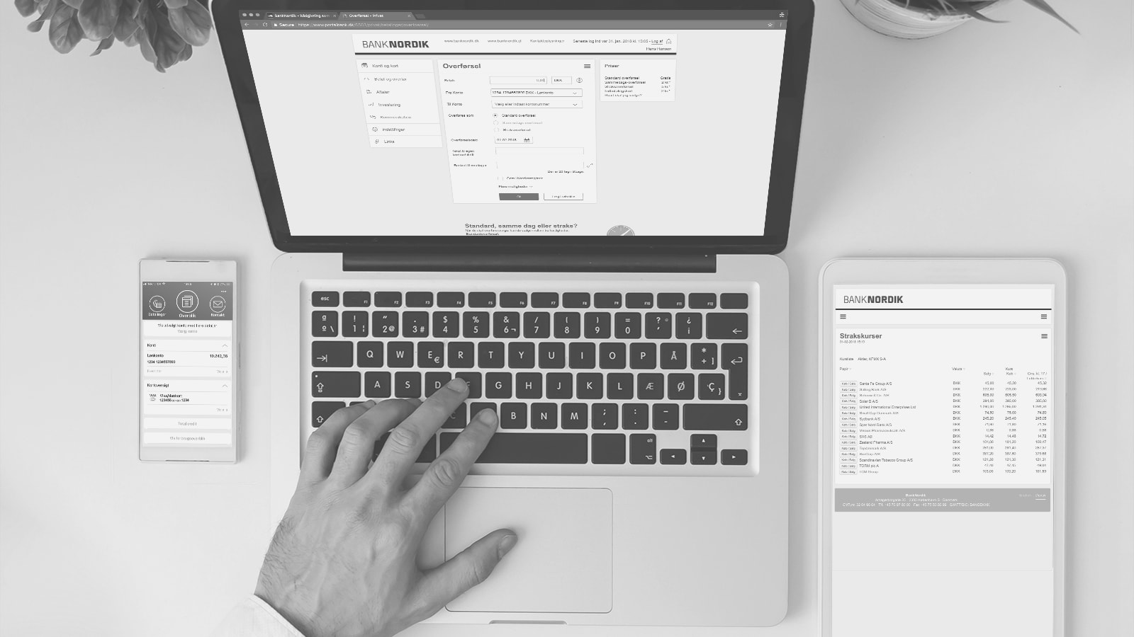En mand har sin netbank fra BankNordik åben på computer, tablet og smartphone