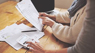 En ældre dame får hjælp til sit budget