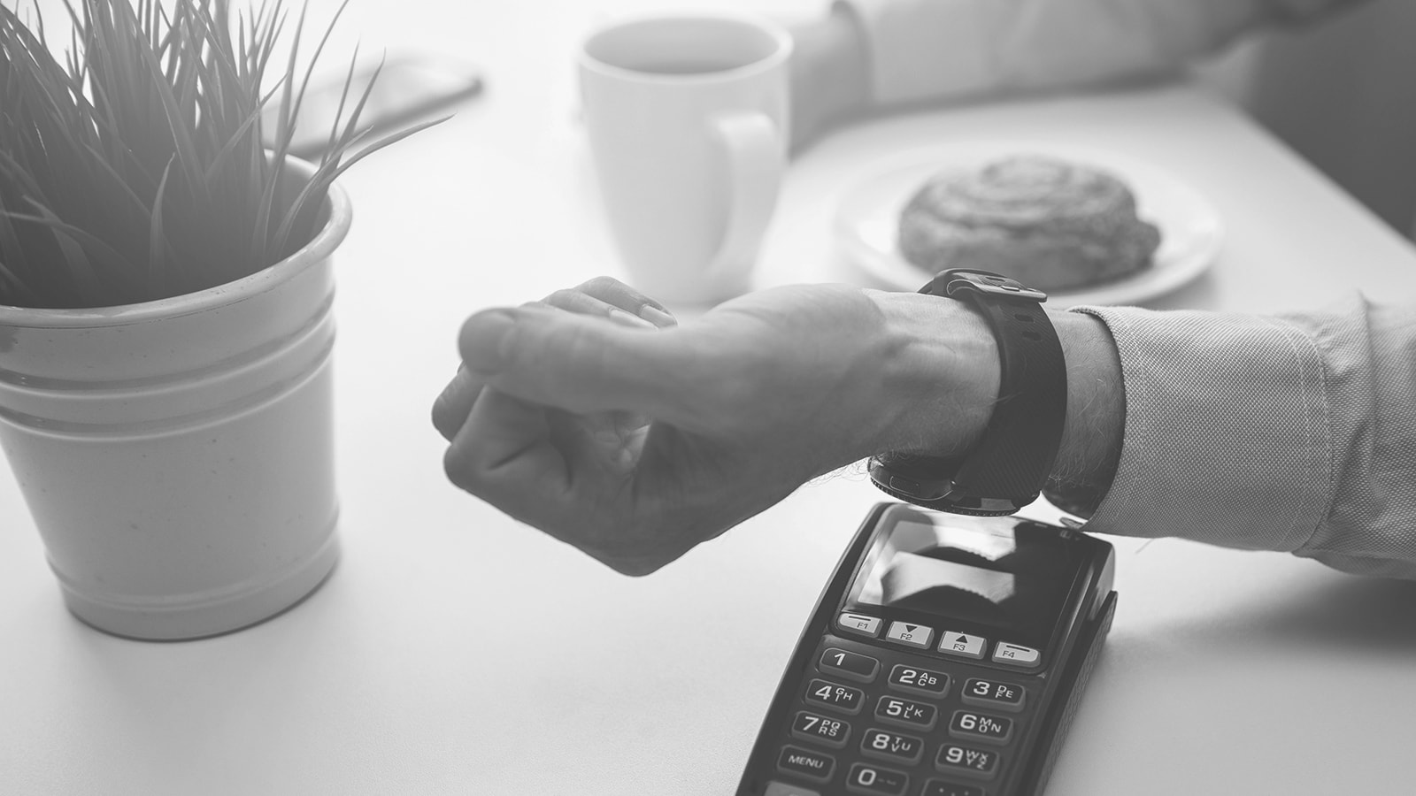 En mand betaler med sit smartwatch