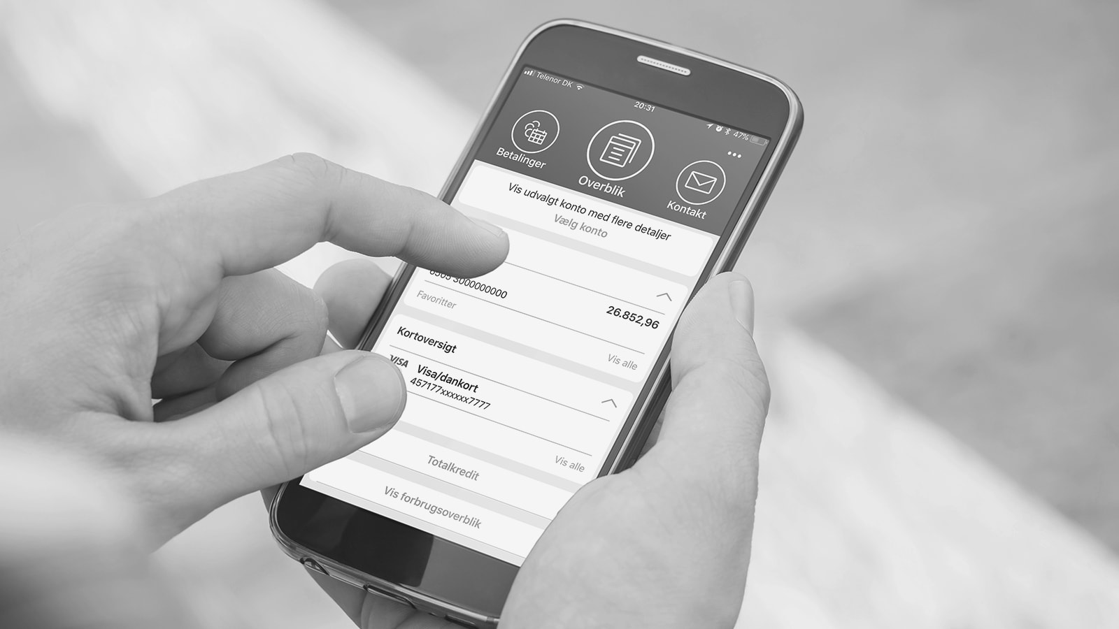 En mand bruger BankNordiks mobilbank på sin smartphone