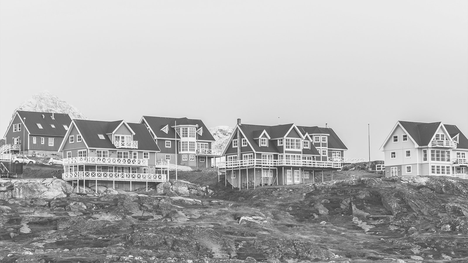 Villahuse ved en høj skrænt. 