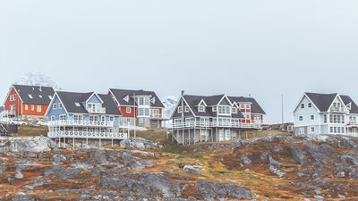 Villahuse ved en høj skrænt. 