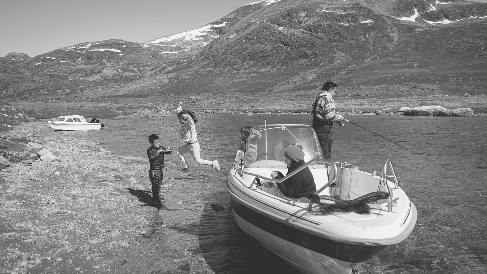 En familie er ved at stige ud af deres båd. 
