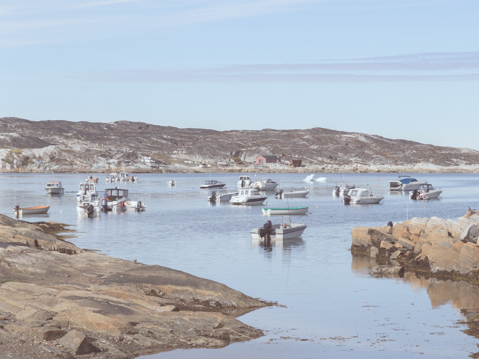 Små fiskerbåde ved Qeqertarsuaq
