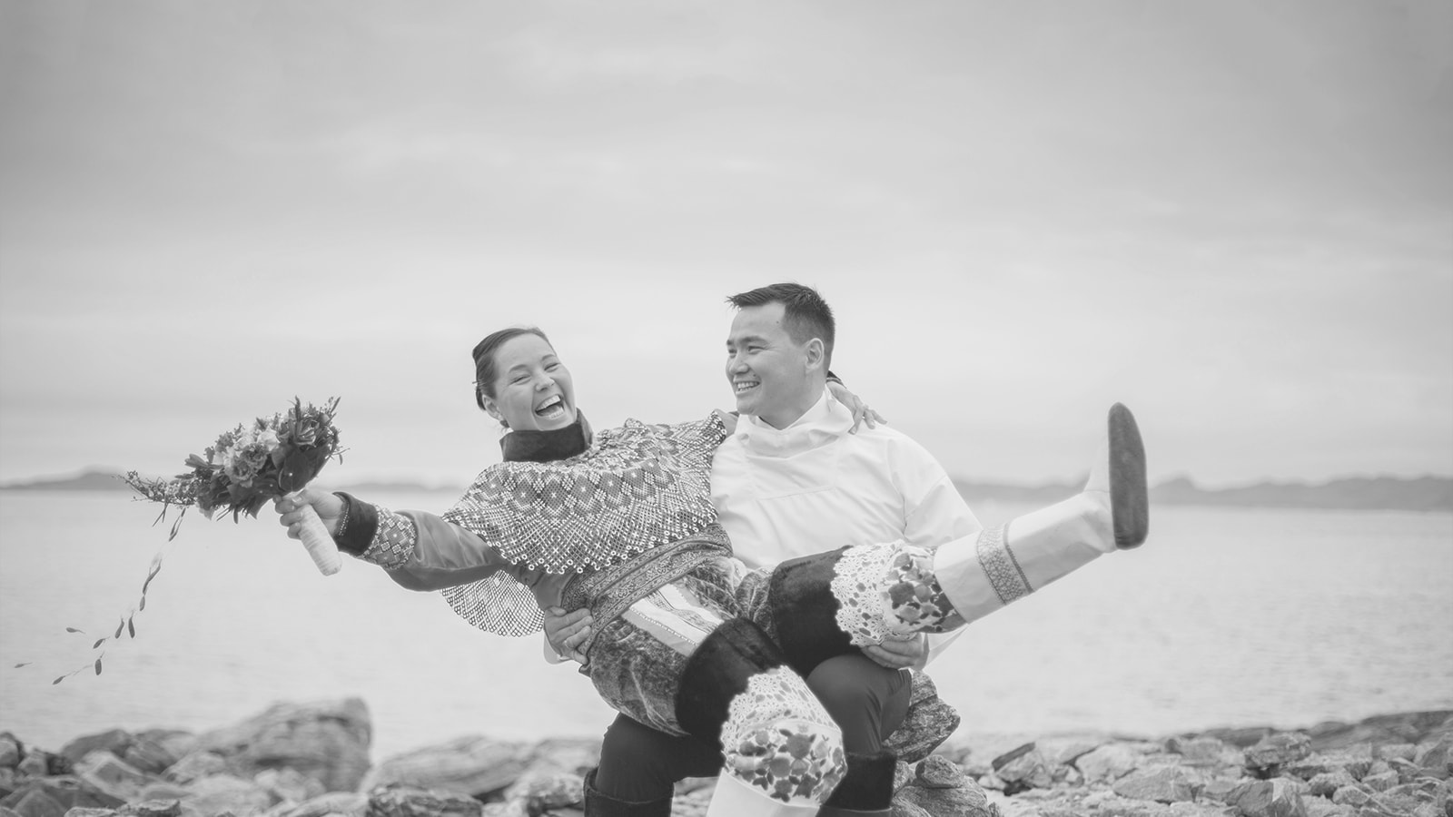 Et nygift grønlandsk par i deres nationaltøj og blomster. 