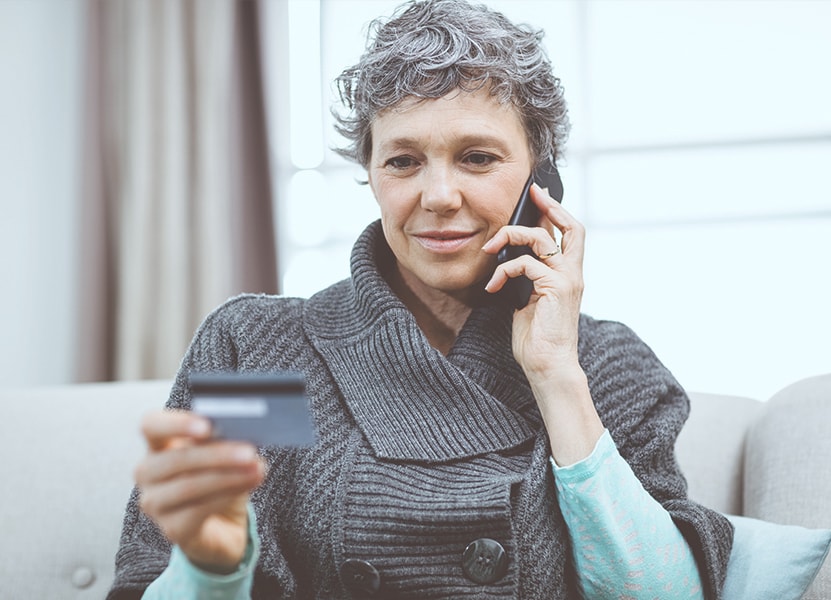 En kvinde ringer til kunderservice for at få hjælp til dit kort