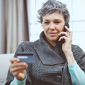En kvinde ringer til kunderservice for at få hjælp til dit kort